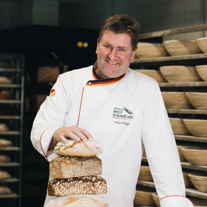 brot-stapel Tiefkühlbackwaren - Herr Kröger vor Brotstapel